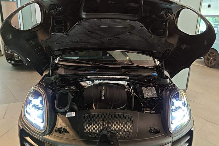 Used Porsche Macan 2018 Macan 2.0T Engine Bay