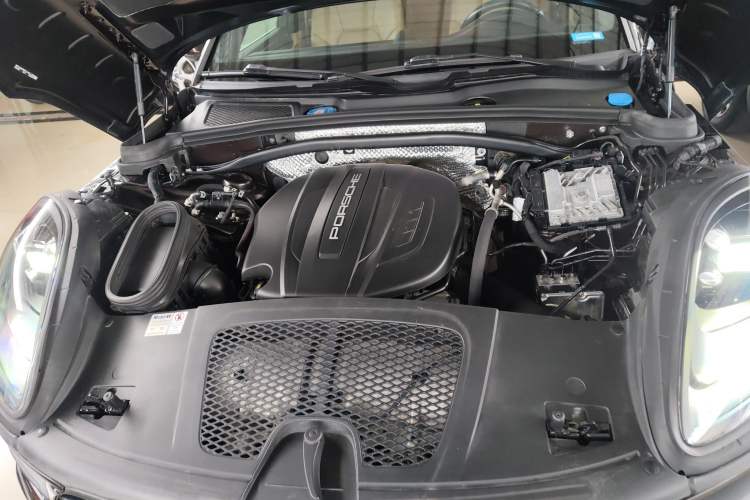 Used Porsche Macan 2018 Macan 2.0T Engine Bay