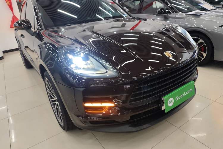 Used Porsche Macan 2018 Macan 2.0T Front Right 45 Deg