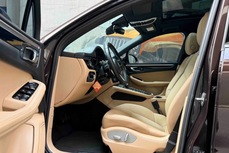 Used Porsche Macan 2018 Macan 2.0T Interior 1