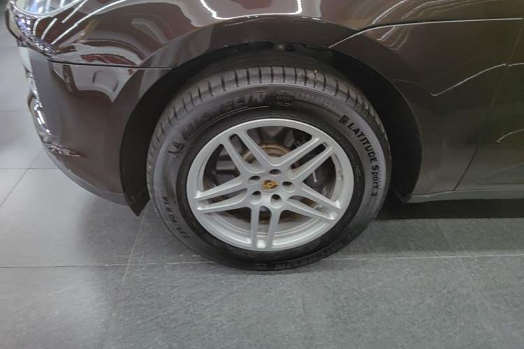 Used Porsche Macan 2018 Macan 2.0T Left Front Wheel Hub