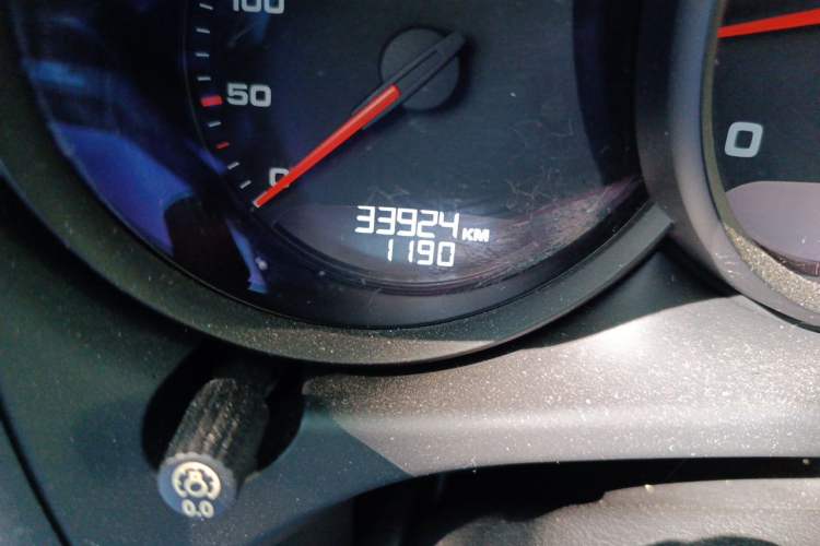Used Porsche Macan 2018 Macan 2.0T Odometer Close Up