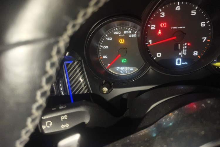 Used Porsche Macan 2018 Macan 2.0T Odometer Close Up