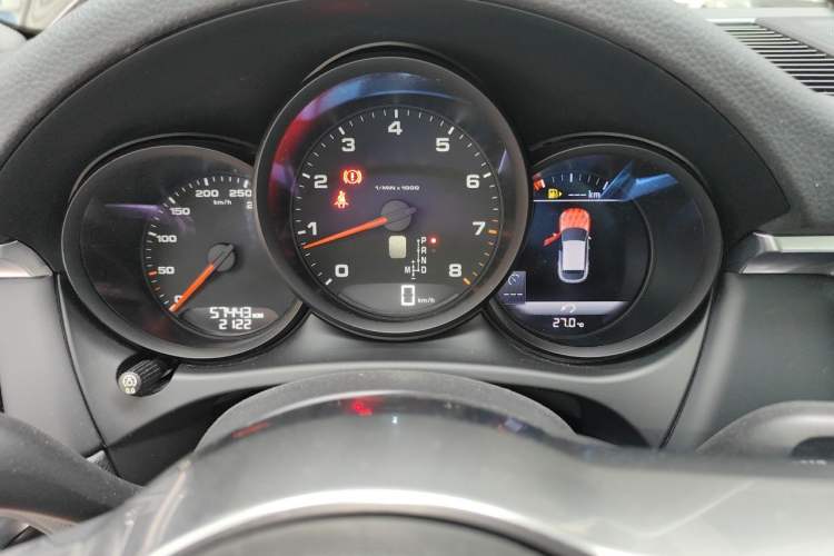 Used Porsche Macan 2018 Macan 2.0T Odometer Close Up