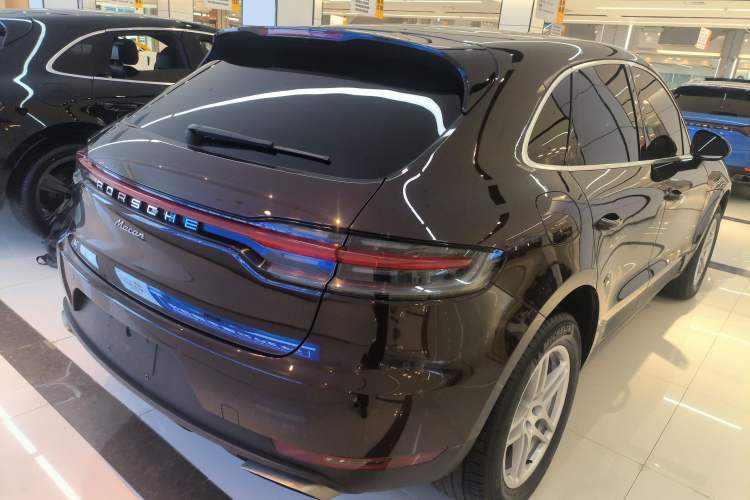 Used Porsche Macan 2018 Macan 2.0T Rear Right 45 Deg