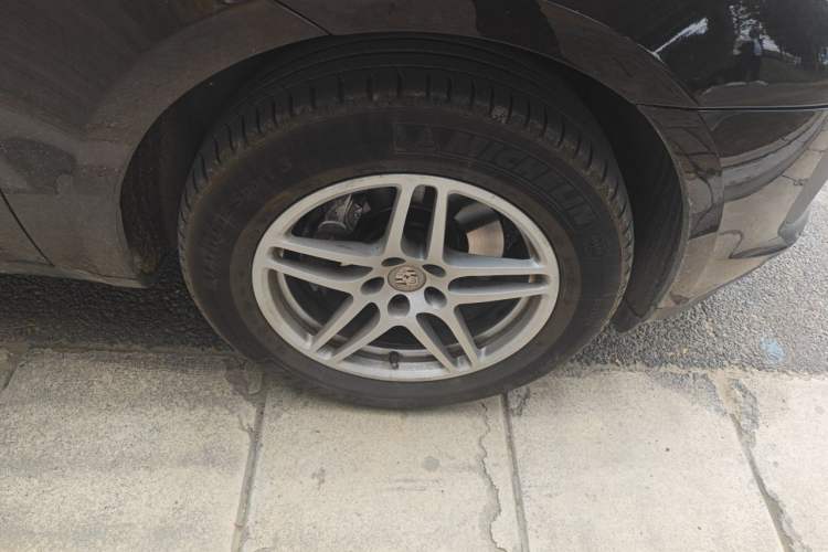 Used Porsche Macan 2018 Macan 2.0T Right Front Wheel Hub