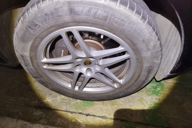 Used Porsche Macan 2018 Macan 2.0T Right Front Wheel Hub