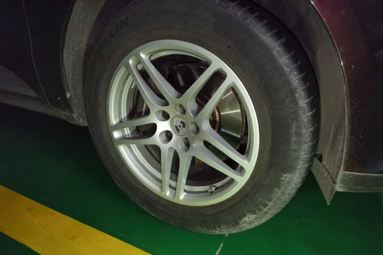 Used Porsche Macan 2018 Macan 2.0T Right Front Wheel Hub