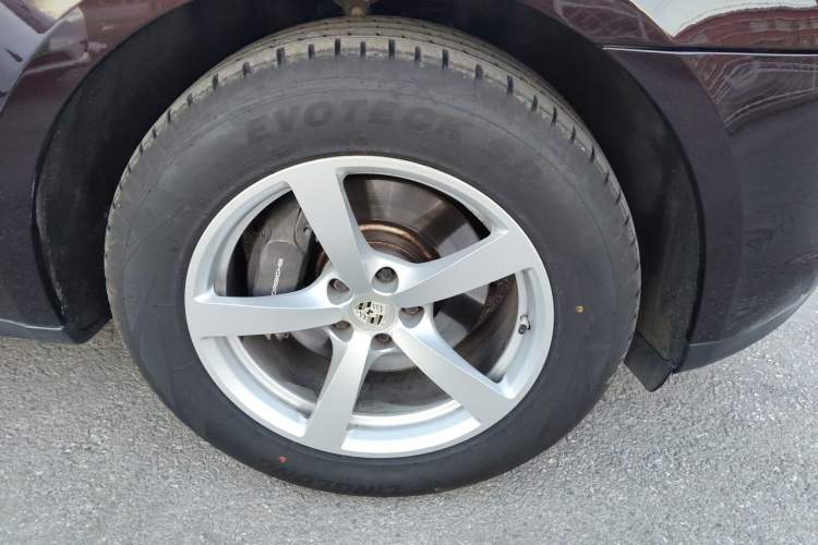 Used Porsche Macan 2018 Macan 2.0T Right Front Wheel Hub