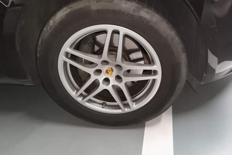 Used Porsche Macan 2018 Macan 2.0T Right Front Wheel Hub
