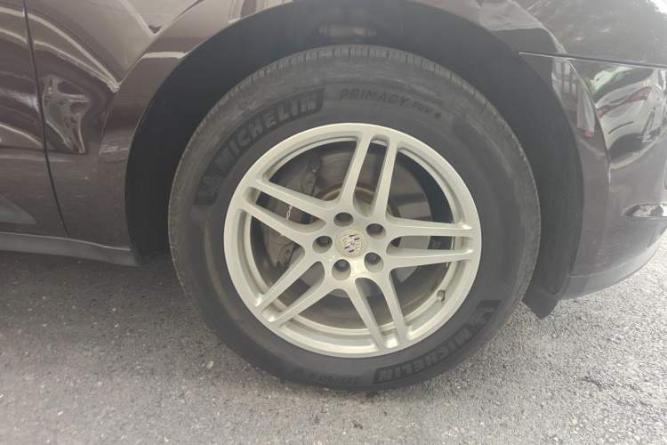 Used Porsche Macan 2018 Macan 2.0T Right Front Wheel Hub