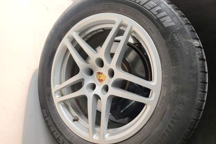 Used Porsche Macan 2018 Macan 2.0T Right Rear Wheel Hub