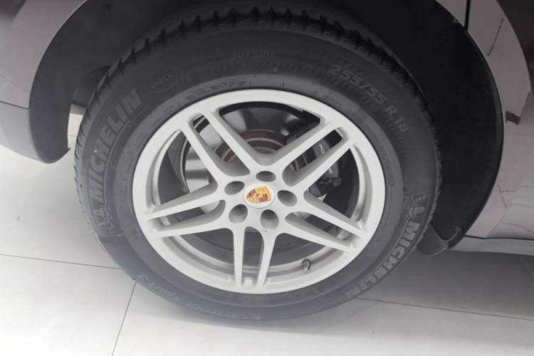 Used Porsche Macan 2018 Macan 2.0T Right Rear Wheel Hub