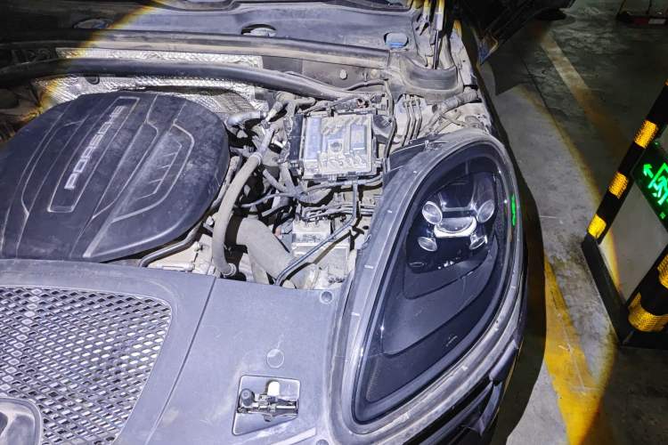 Used Porsche Macan 2018 Macan 2.0T Engine Bay Left