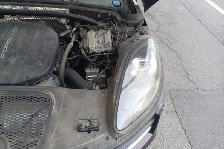 Used Porsche Macan 2018 Macan 2.0T Engine Bay Left