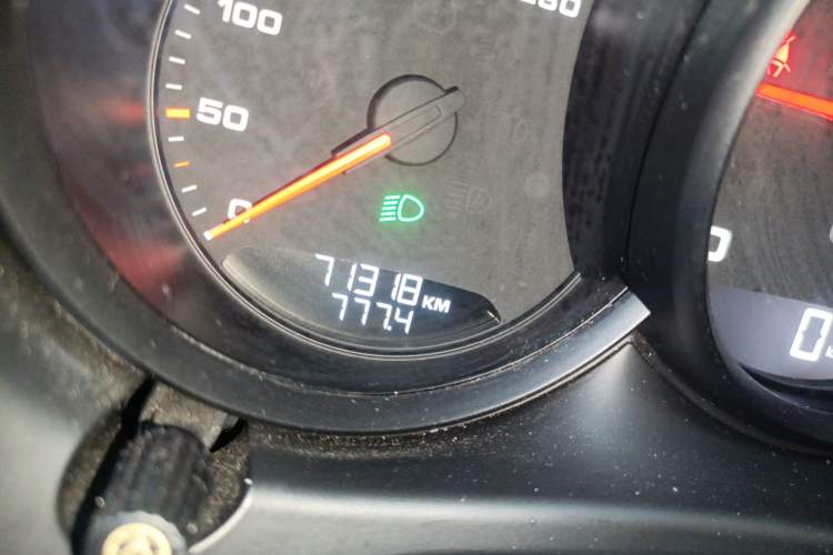 Used Porsche Macan 2018 Macan 2.0T Odometer Close Up