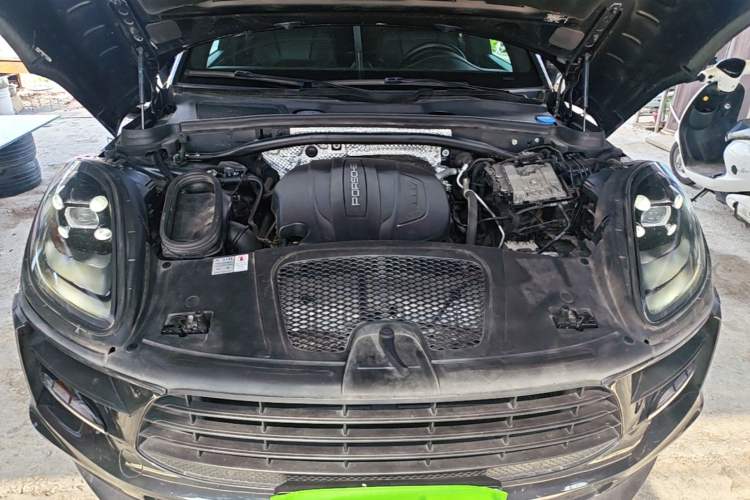Used Porsche Macan 2018 Macan 2.0T Engine Bay