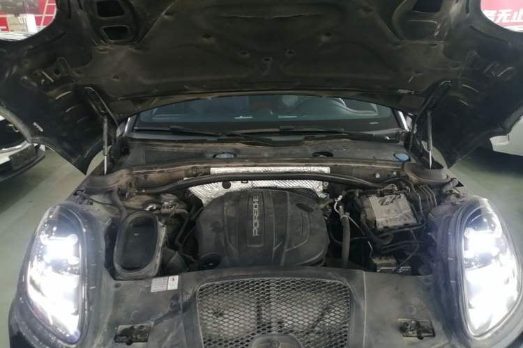 Used Porsche Macan 2018 Macan 2.0T Engine Bay