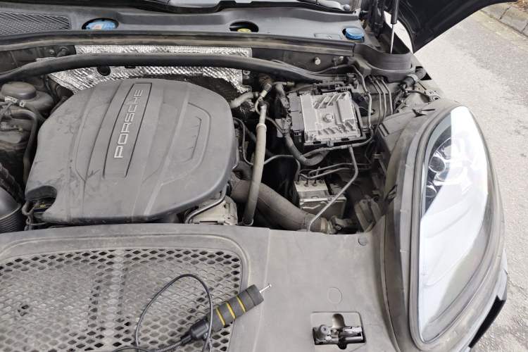 Used Porsche Macan 2018 Macan 2.0T Engine Bay Left