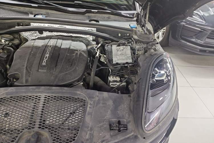 Used Porsche Macan 2018 Macan 2.0T Engine Bay Left
