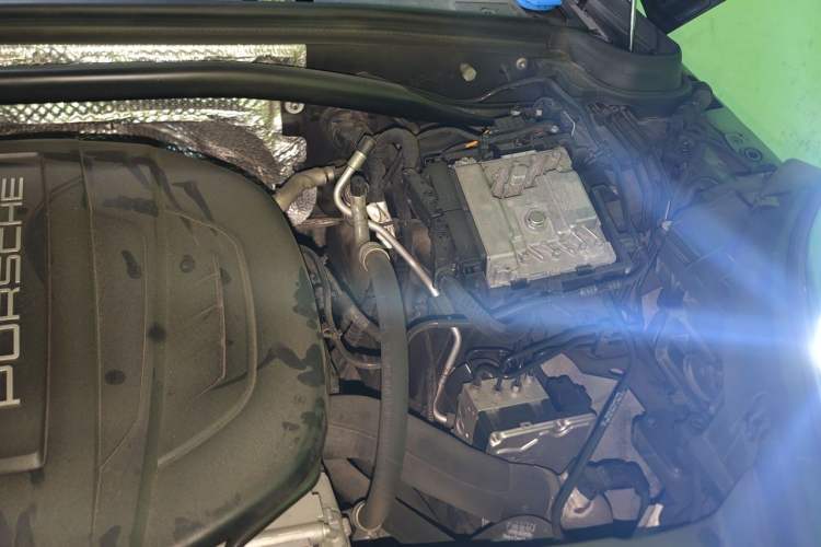 Used Porsche Macan 2018 Macan 2.0T Engine Bay Left