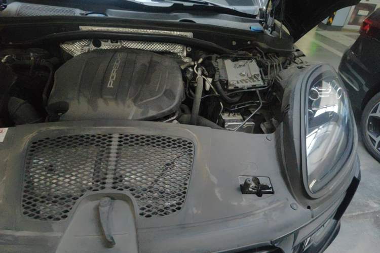 Used Porsche Macan 2018 Macan 2.0T Engine Bay Left