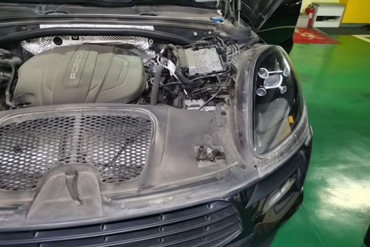Used Porsche Macan 2018 Macan 2.0T Engine Bay Left