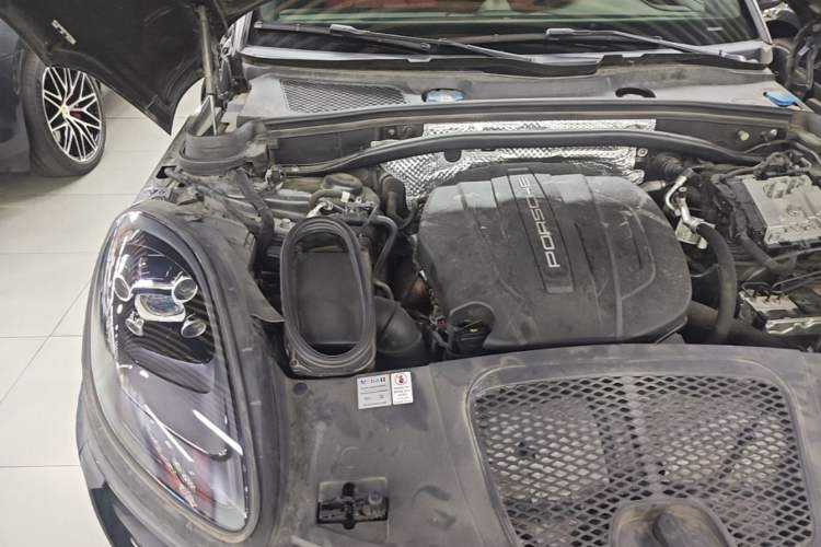 Used Porsche Macan 2018 Macan 2.0T Engine Bay Right