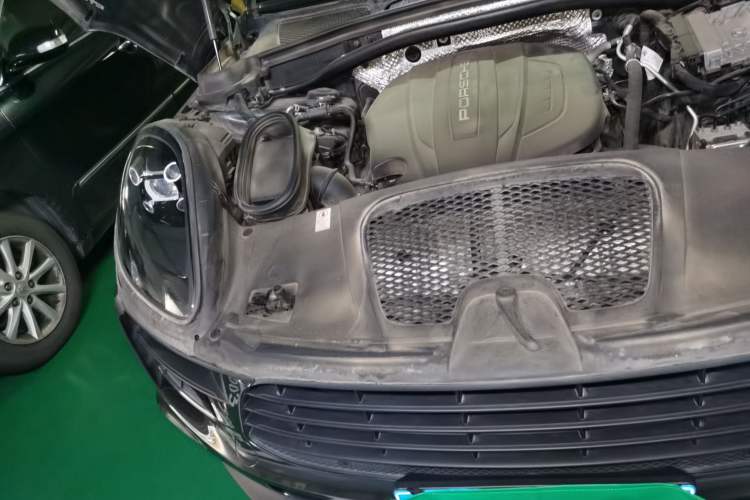 Used Porsche Macan 2018 Macan 2.0T Engine Bay Right
