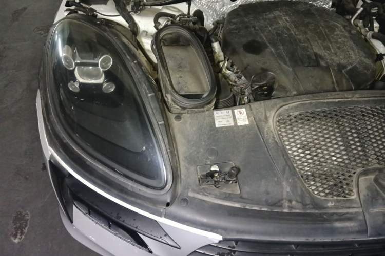 Used Porsche Macan 2018 Macan 2.0T Engine Bay Right