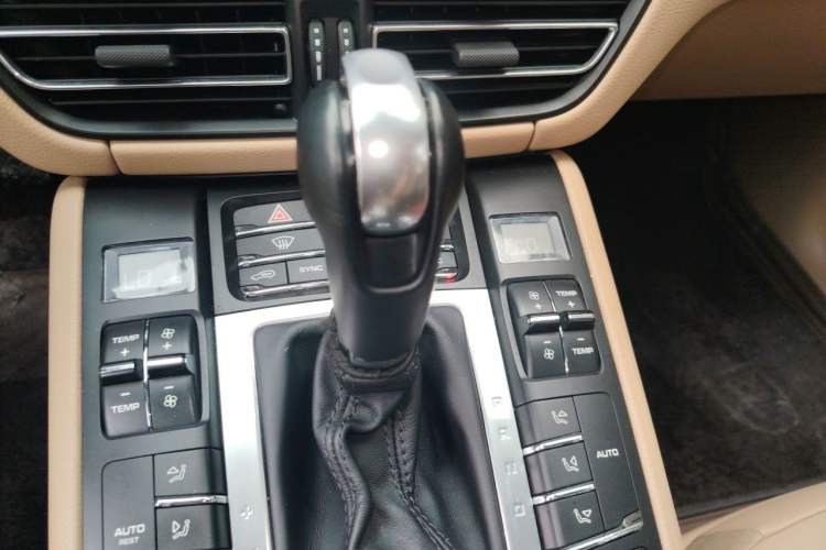 Used Porsche Macan 2018 Macan 2.0T Gear Lever