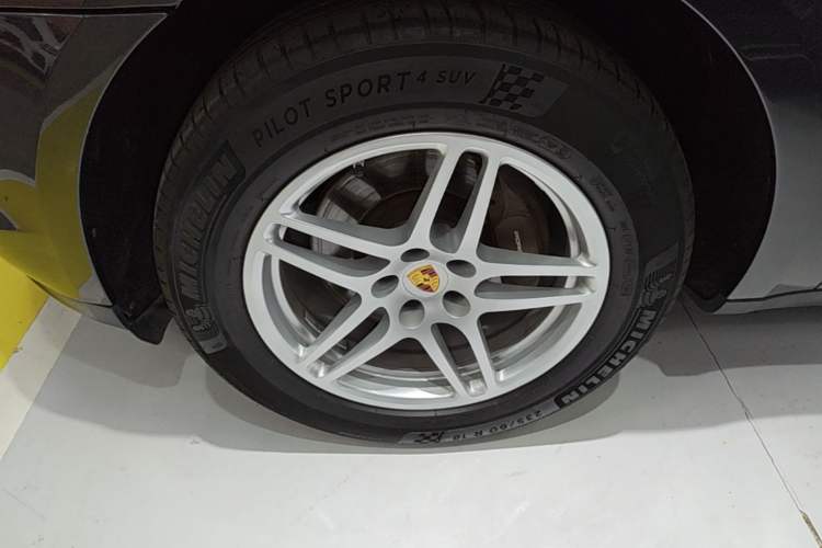 Used Porsche Macan 2018 Macan 2.0T Left Front Wheel Hub