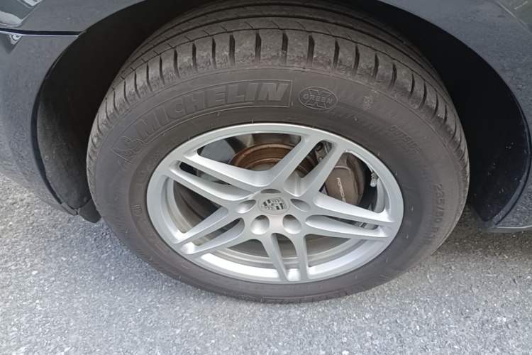 Used Porsche Macan 2018 Macan 2.0T Left Front Wheel Hub