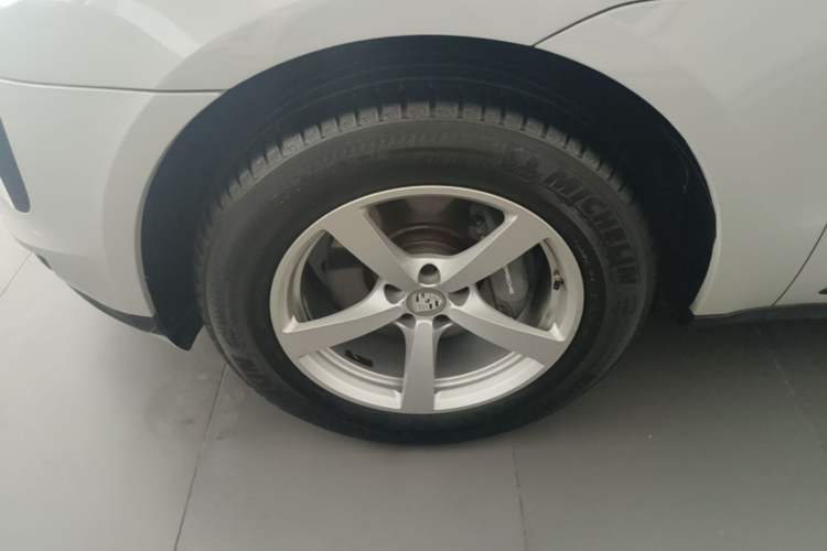 Used Porsche Macan 2018 Macan 2.0T Left Front Wheel Hub