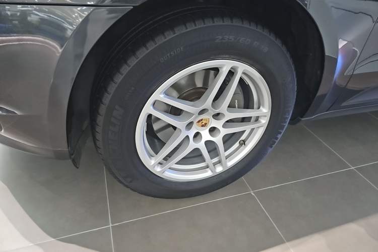 Used Porsche Macan 2018 Macan 2.0T Left Front Wheel Hub