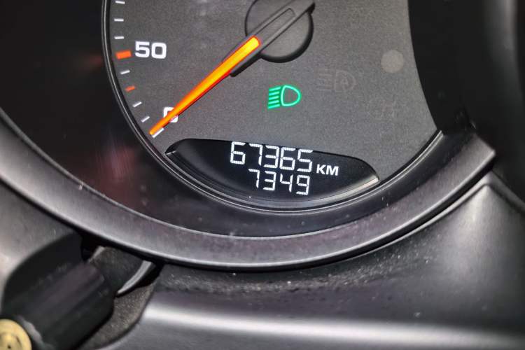 Used Porsche Macan 2018 Macan 2.0T Odometer Close Up