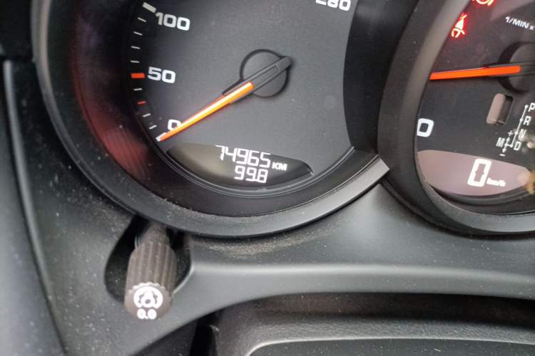 Used Porsche Macan 2018 Macan 2.0T Odometer Close Up