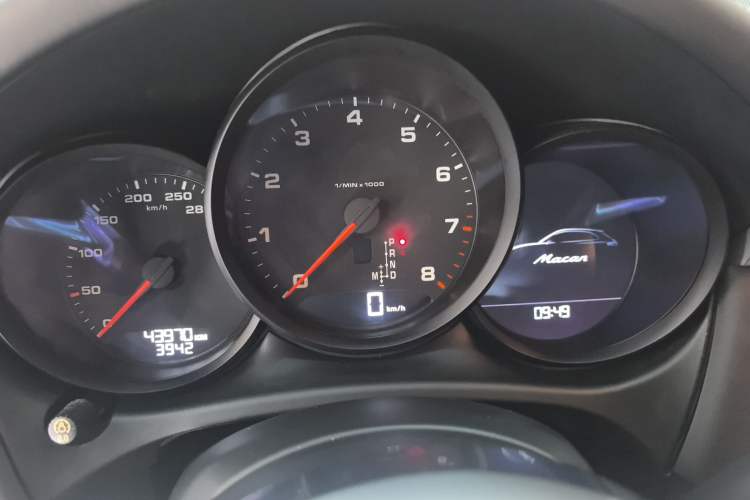 Used Porsche Macan 2018 Macan 2.0T Odometer Close Up