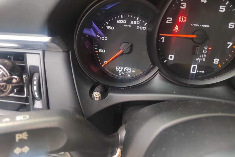 Used Porsche Macan 2018 Macan 2.0T Odometer Close Up