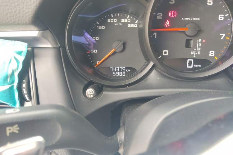 Used Porsche Macan 2018 Macan 2.0T Odometer Close Up