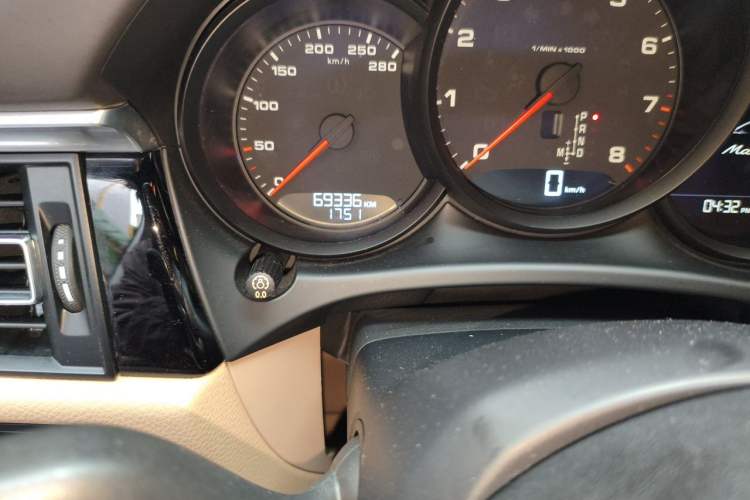Used Porsche Macan 2018 Macan 2.0T Odometer Close Up