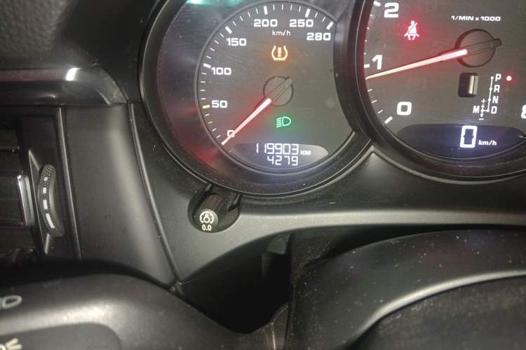Used Porsche Macan 2018 Macan 2.0T Odometer Close Up