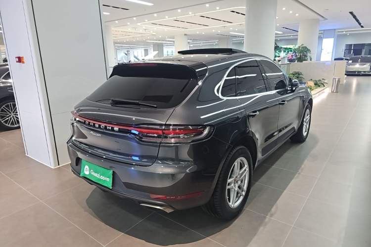 Used Porsche Macan 2018 Macan 2.0T Rear Right 45 Deg