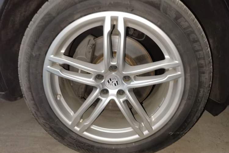 Used Porsche Macan 2018 Macan 2.0T Right Front Wheel Hub
