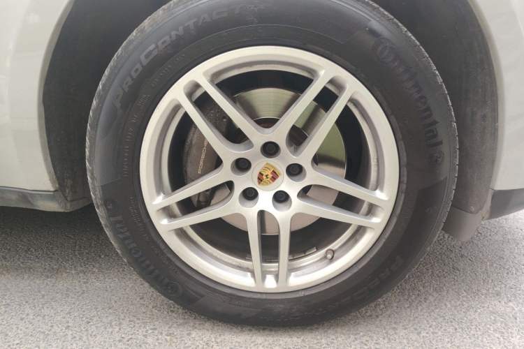 Used Porsche Macan 2018 Macan 2.0T Right Front Wheel Hub