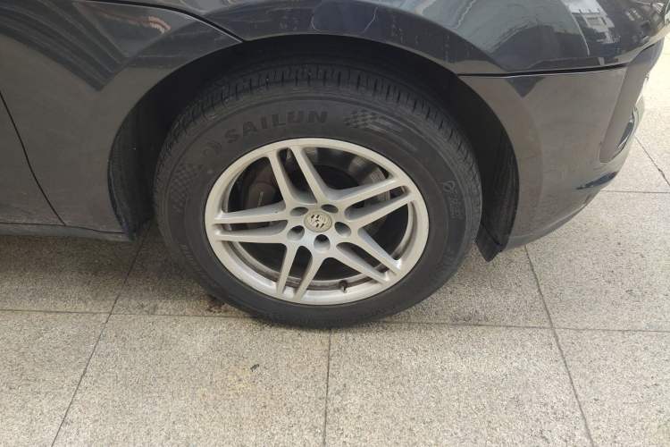 Used Porsche Macan 2018 Macan 2.0T Right Front Wheel Hub