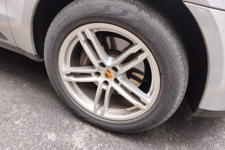 Used Porsche Macan 2018 Macan 2.0T Right Front Wheel Hub