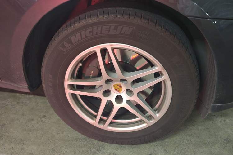 Used Porsche Macan 2018 Macan 2.0T Right Front Wheel Hub