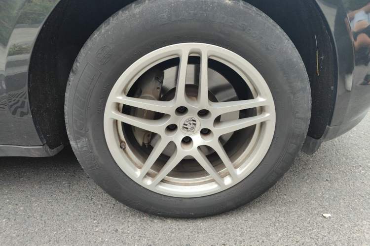 Used Porsche Macan 2018 Macan 2.0T Right Front Wheel Hub
