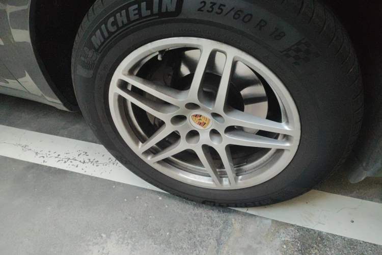 Used Porsche Macan 2018 Macan 2.0T Right Front Wheel Hub